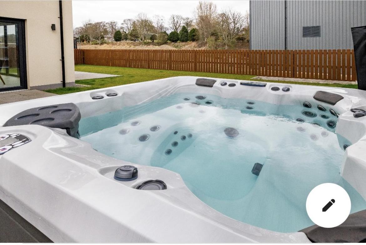 Modern House With Hot Tub, Perfect Night Away! Huntly Exterior foto